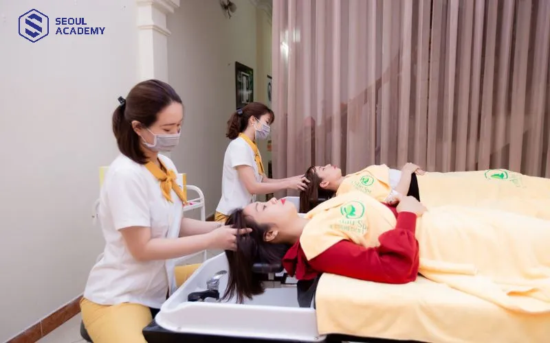 Khóa học được đào tạo bởi đội ngũ giảng viên chuyên nghiệp Khóa học được đào tạo bởi đội ngũ giảng viên chuyên nghiệp