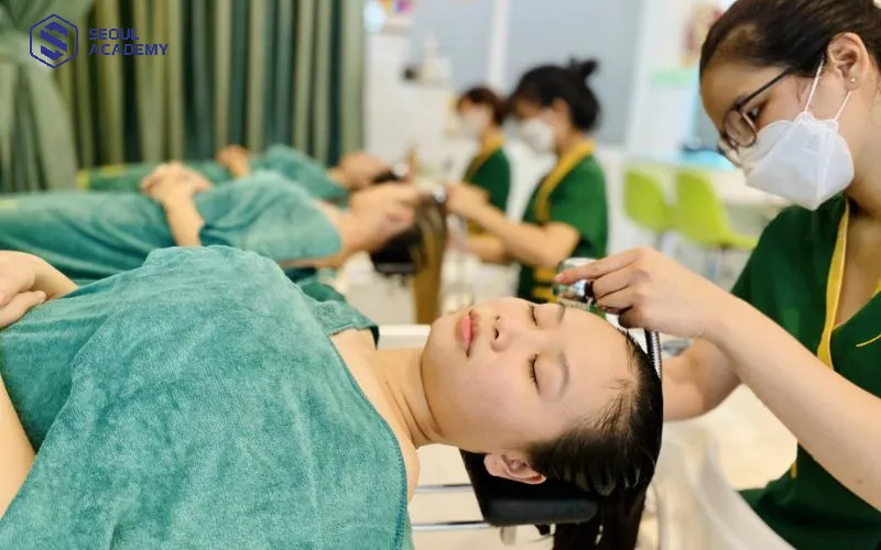 Khóa học đào tạo bao gồm lý thuyết và thực hành trực tiếp