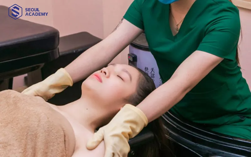 Khóa học bao gồm cả kỹ năng massage mặt, vai gáy Khóa học bao gồm cả kỹ năng massage mặt, vai gáy