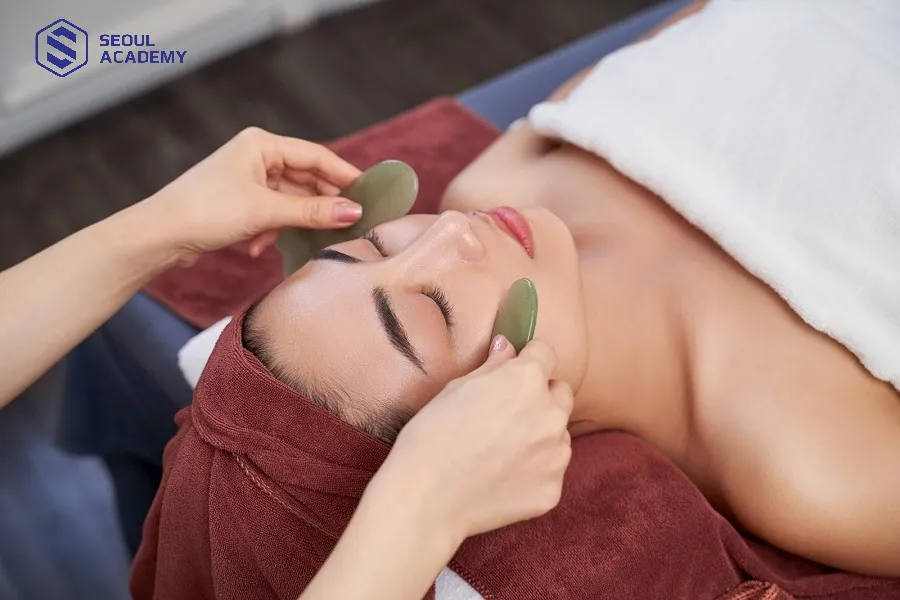Ngoài gội đầu, học viên còn được học thêm phương pháp massage mặt Ngoài gội đầu, học viên còn được học thêm phương pháp massage mặt