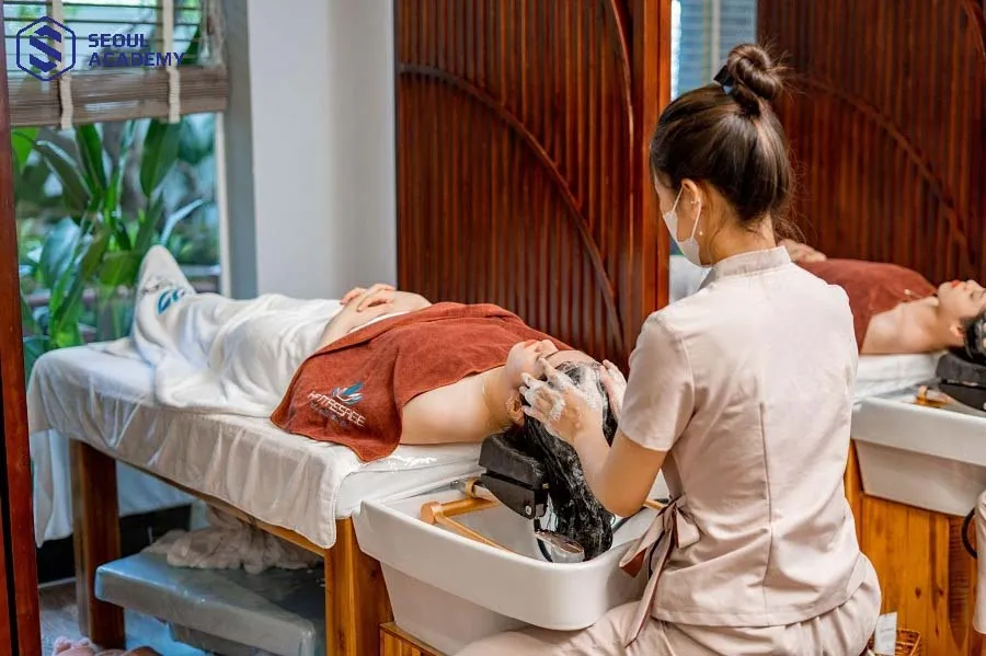 Gội đầu dưỡng sinh là dịch vụ phổ biến có nhu cầu nhân lực cao trong nghề Gội đầu dưỡng sinh là dịch vụ phổ biến có nhu cầu nhân lực cao trong nghề