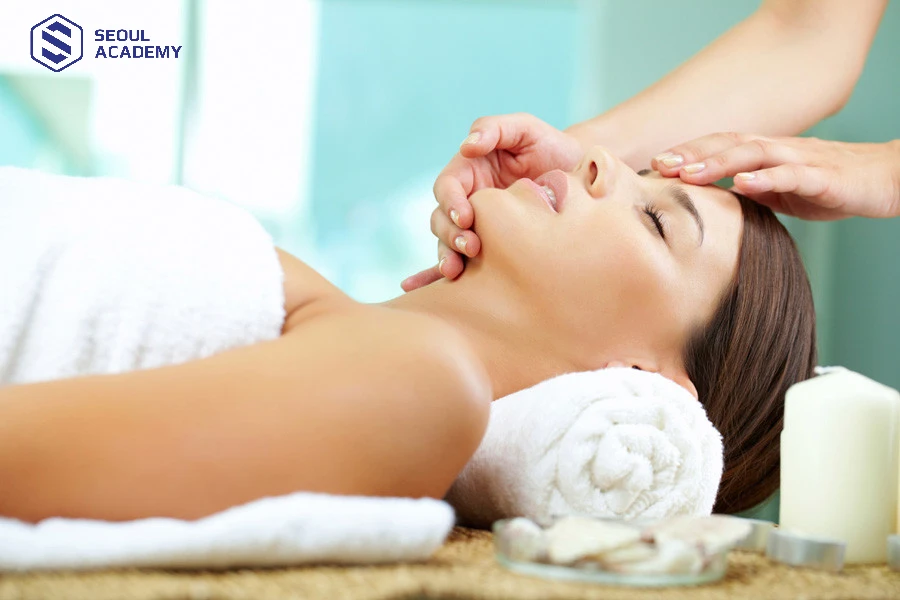 Học viên được trang bị kỹ các kiến thức liên quan đến massage Học viên được trang bị kỹ các kiến thức liên quan đến massage