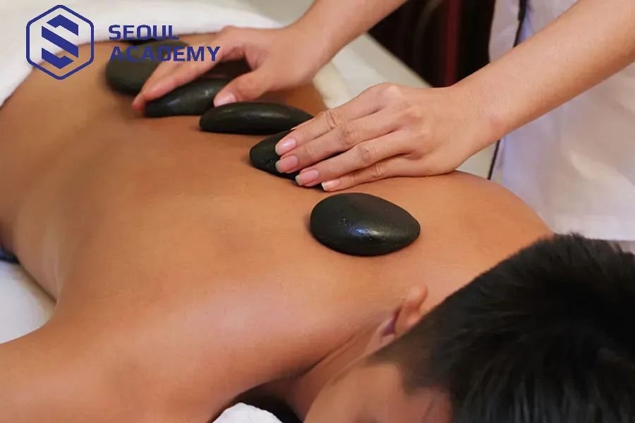 Học viên được thực hành massage body thường xuyên Học viên được thực hành massage body thường xuyên