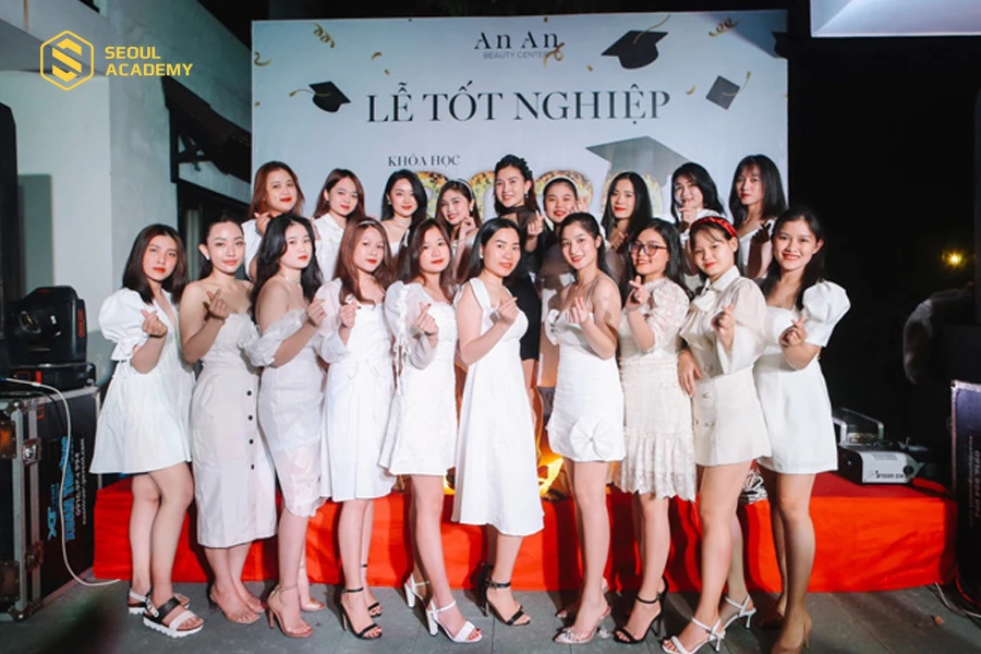 Học viên tốt nghiệp sau khóa học tại An An Beauty Center Học viên tốt nghiệp sau khóa học tại An An Beauty Center