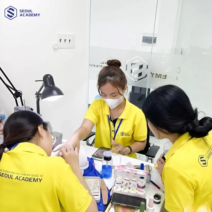 Học viên ngành nail yêu thích nghệ thuật vẽ móng chuyên nghiệp có thể tham gia khóa học vẽ móng design