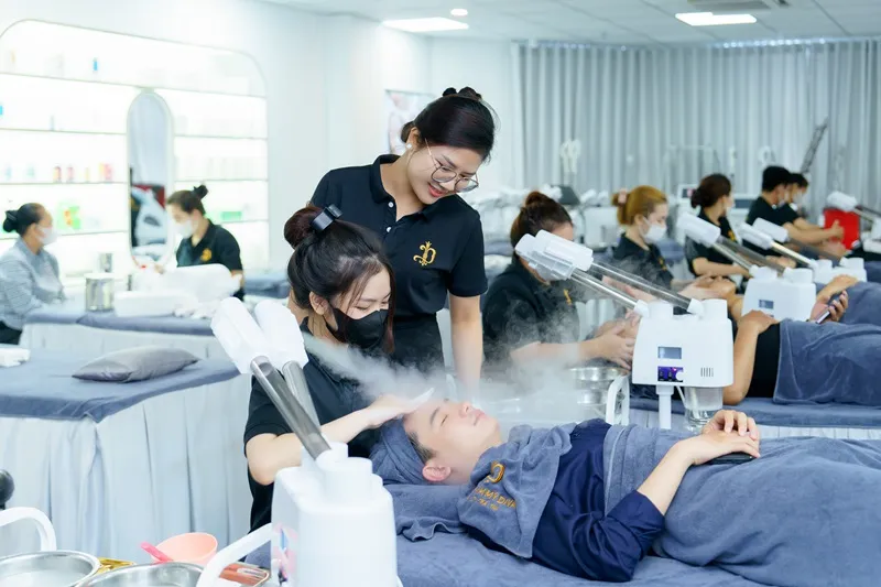 Học viên tại DIVA Academy được giảng viên tận tình hướng dẫn 1:1