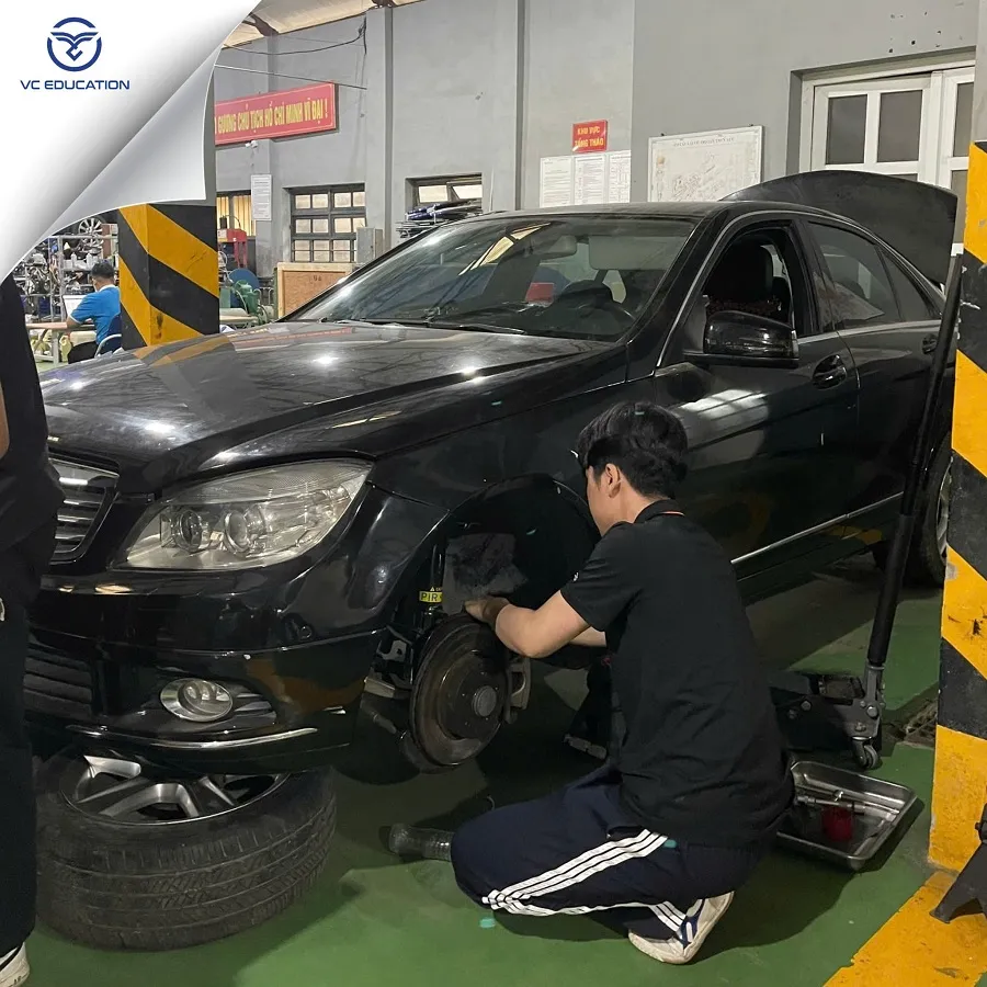 Học viên tại VCE được thực hành thường xuyên với các dòng xe hiện đại