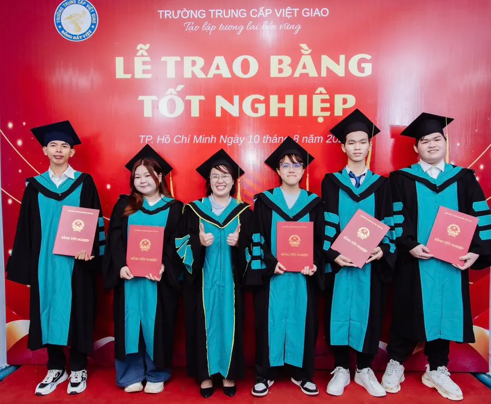 Lễ tốt nghiệp và trao bằng tại trường Trung cấp Việt Giao