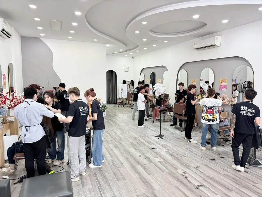 2M Hair Salon có không gian học nghề và làm việc hiện đại, chuyên nghiệp
