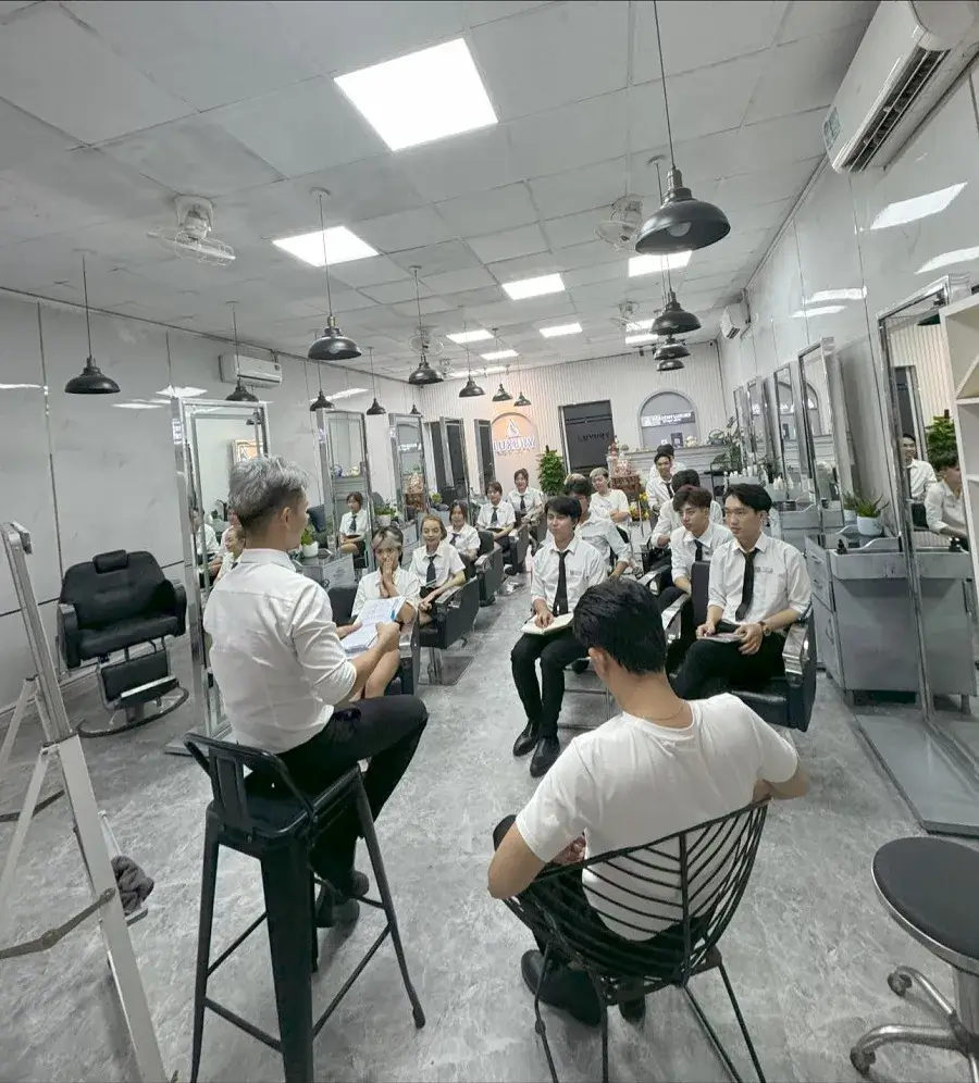 Viện tóc Luxury đào tạo bài bản về kiến thức và kỹ thuật làm tóc chuyên nghiệp