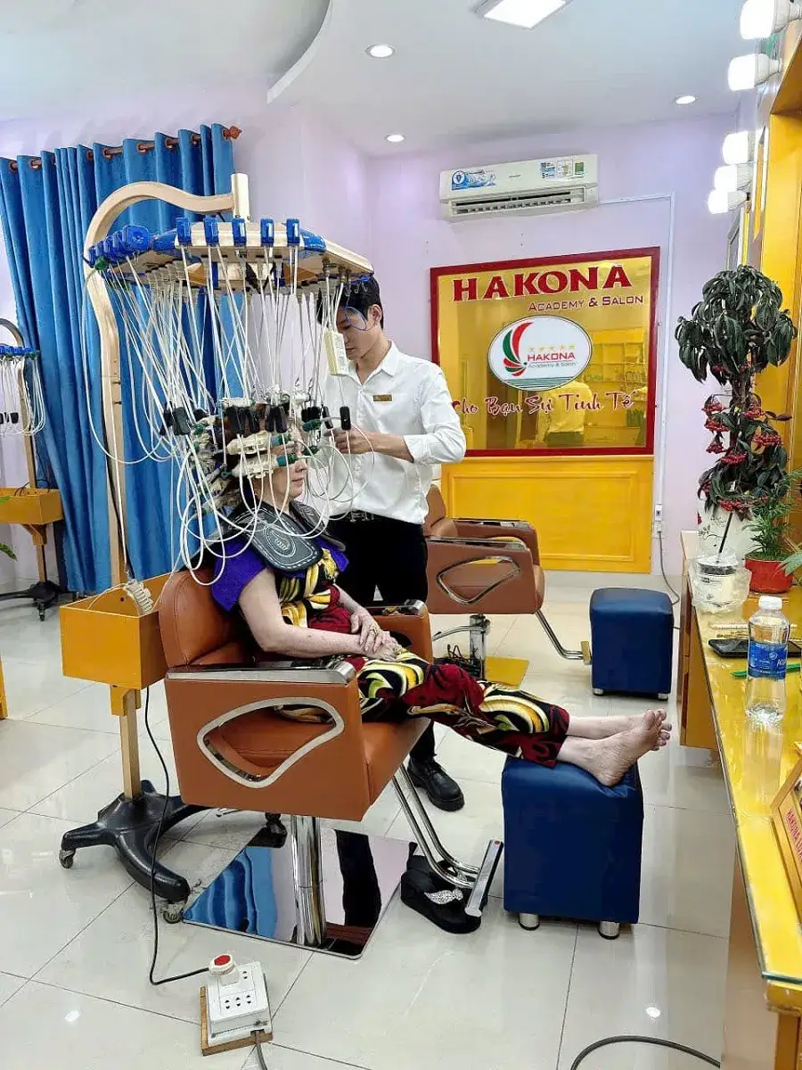Viện tóc Hakona trang bị đầy đủ máy móc, thiết bị cho học viên sử dụng