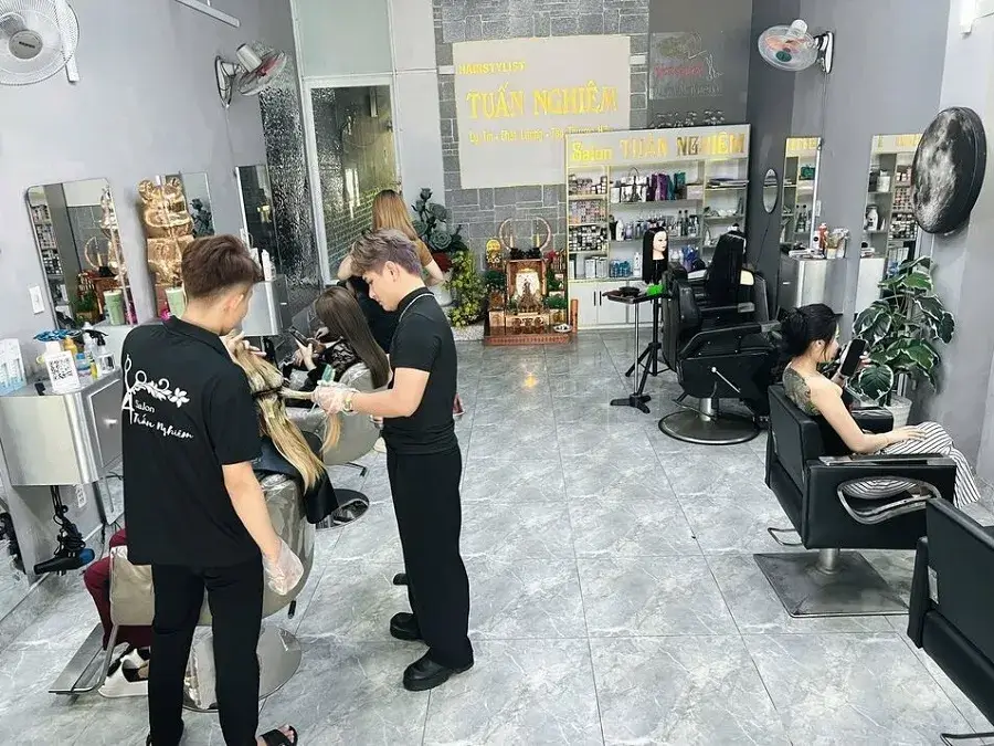 Hair Salon Tuấn Nghiêm cung cấp các khóa học nghề tóc chuyên nghiệp tại Bình Dương