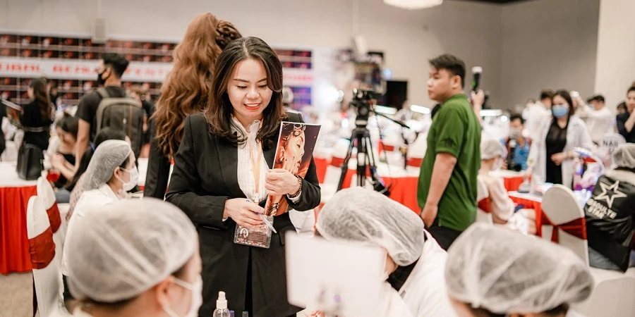 Học nghề phun xăm thẩm mỹ tại Trung tâm dạy nghề Cẩm Anh bạn sẽ được các chuyên gia dẫn dắt