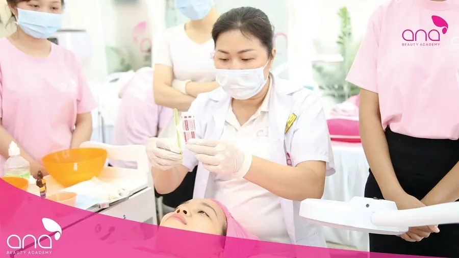 Ana cung cấp đa dạng các khóa học nghề, trong đó có các khóa điều trị mụn chuyên nghiệp