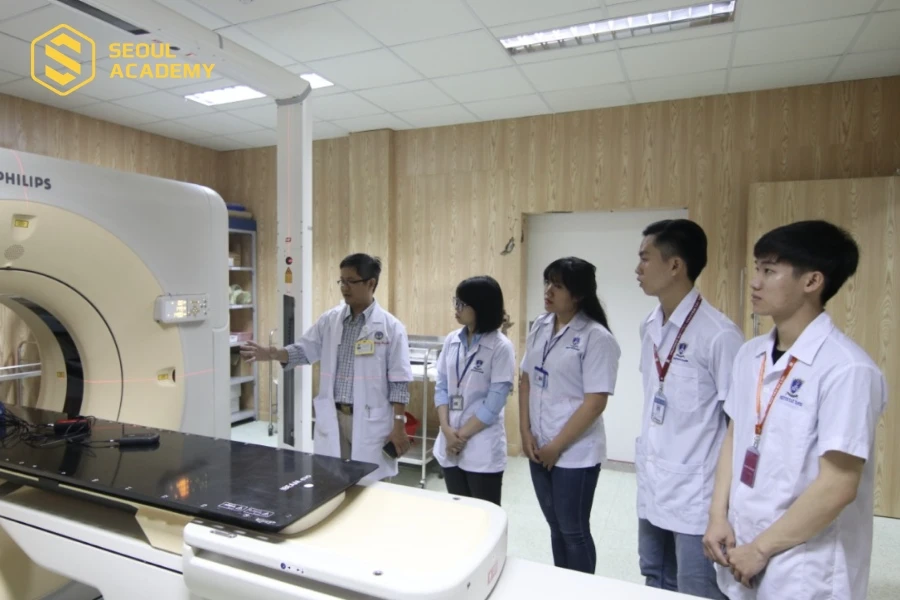 Sinh viên ngành Vật lý y khoa