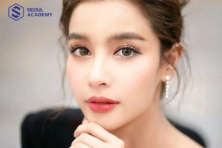 Kiểu chân mày ngang Thái