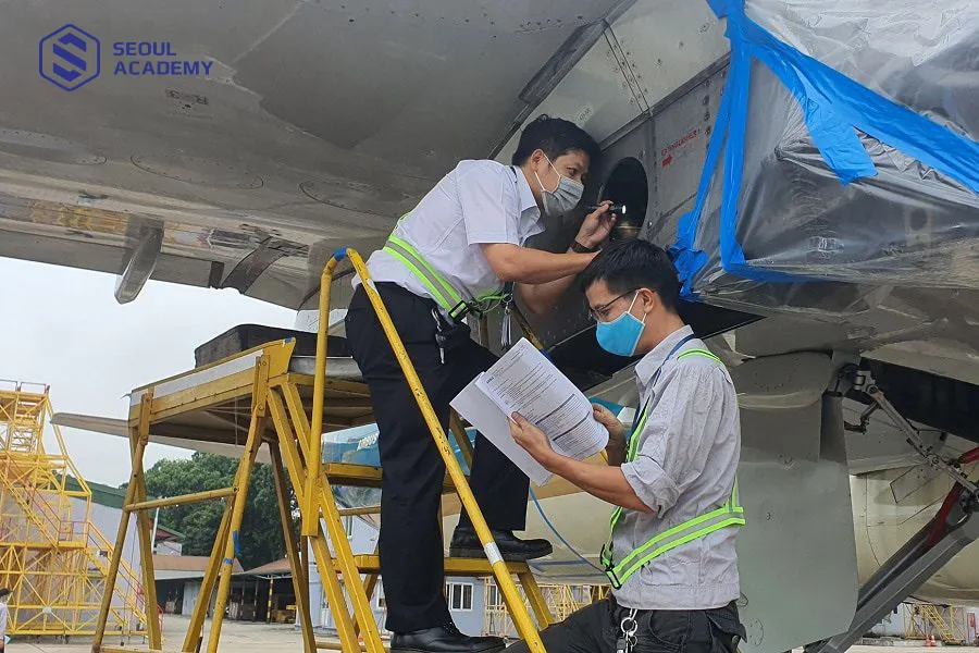 Kỹ sư tiến hành bảo dưỡng và kiểm tra các hoạt động của máy bay