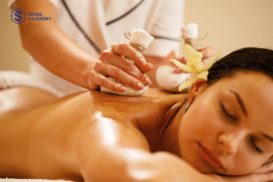 Massage Thảo dược là một trong những phương pháp phổ biến ở nước ta Massage Thảo dược là một trong những phương pháp phổ biến ở nước ta