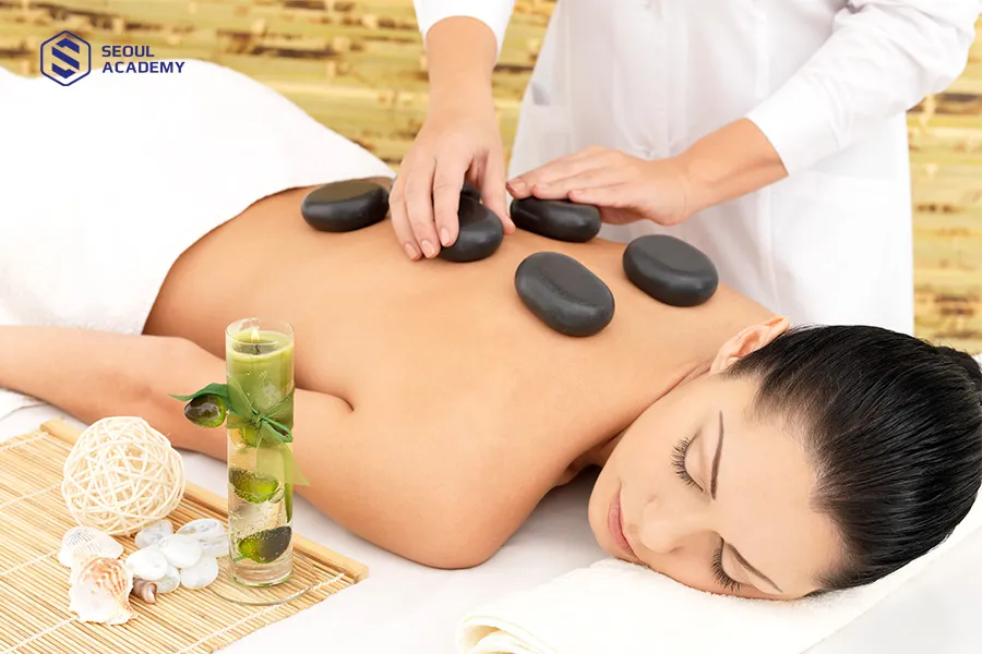 Massage Đá nóng giúp xoa dịu cơ, thư giãn tinh thần Massage Đá nóng giúp xoa dịu cơ, thư giãn tinh thần