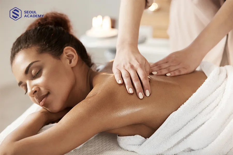 Massage Thuỵ Điển sử dụng các bài miết dài, vặn xoắn, nhào nặn, xoa bóp Massage Thuỵ Điển sử dụng các bài miết dài, vặn xoắn, nhào nặn, xoa bóp