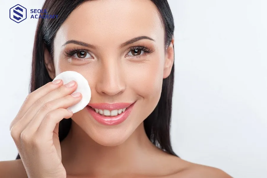 Dùng bông thấm nước ấm lau khắp mặt trước khi đắp mặt nạ sữa chua chanh