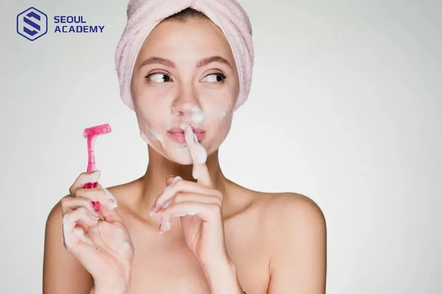 Cạo lông mặt thường xuyên và đúng cách còn giúp đẩy lùi lão hóa da