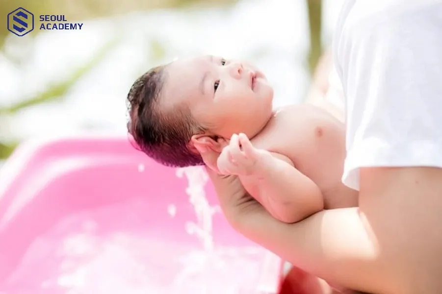 Massage cho trẻ sơ sinh trước hay sau khi tắm đều mang đến những lợi ích nhất định