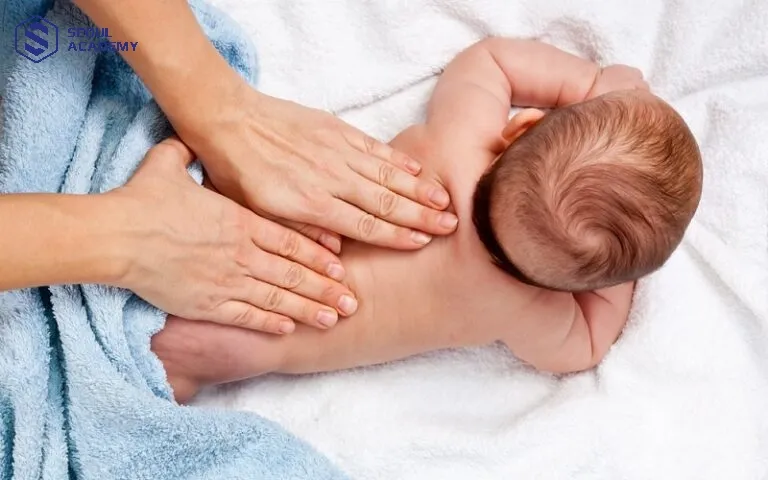 Massage cho trẻ đúng quy trình với thao tác nhẹ nhàng để đảm bảo an toàn cho em bé Massage cho trẻ đúng quy trình với thao tác nhẹ nhàng để đảm bảo an toàn cho em bé