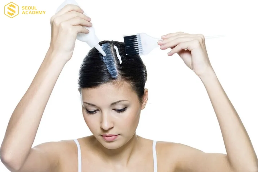 Sau khi ủ tóc cần gội lại bằng nước để làm sạch, tuy nhiên không cần gội đầu lại bằng dầu gội