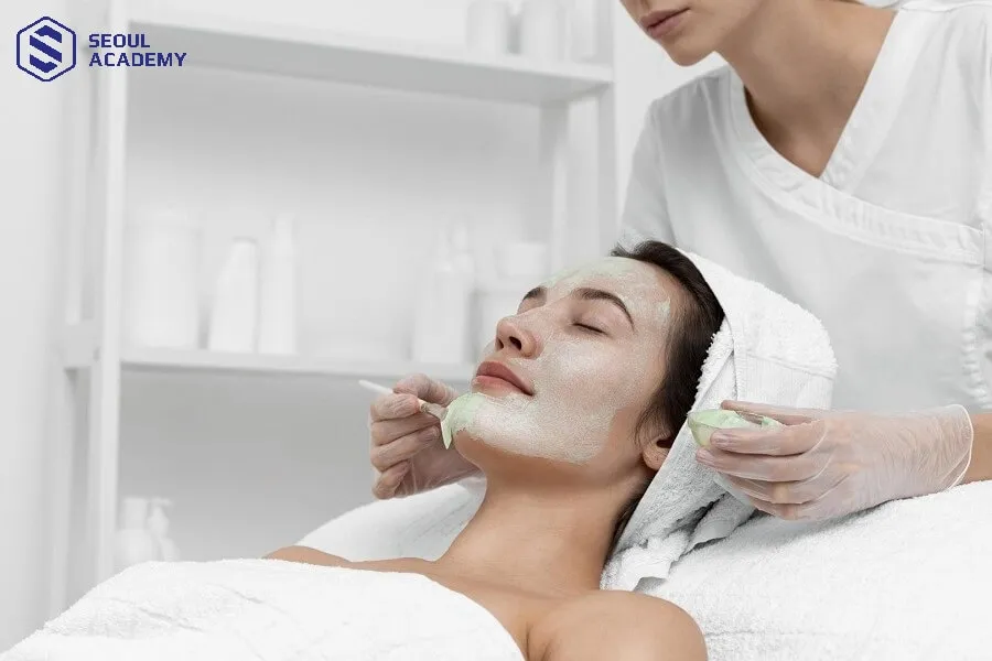 Nhu cầu làm đẹp ngày càng phổ biến ở cả nam và nữ giúp nghề chăm sóc sắc đẹp ngày càng trở nên cần thiết