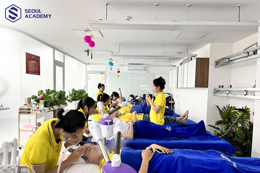 Nữ giới thích hợp với những công việc nhẹ nhàng giúp phát huy tối đa thế mạnh khéo léo, khả năng giao tiếp và đồng cảm của mình