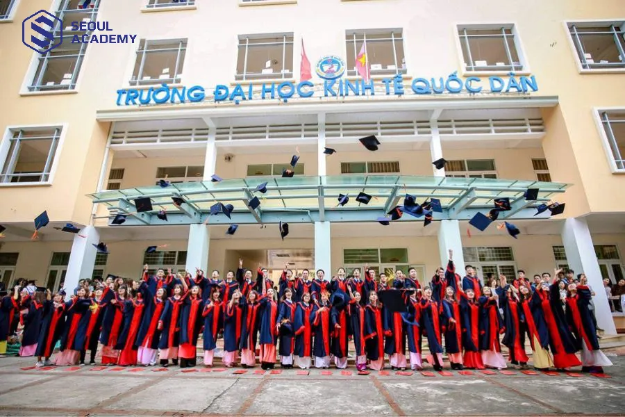 Trường Đại học Kinh tế Quốc dân tập trung vào việc trang bị cho sinh viên những kiến thức chuyên sâu và kỹ năng thực tiễn