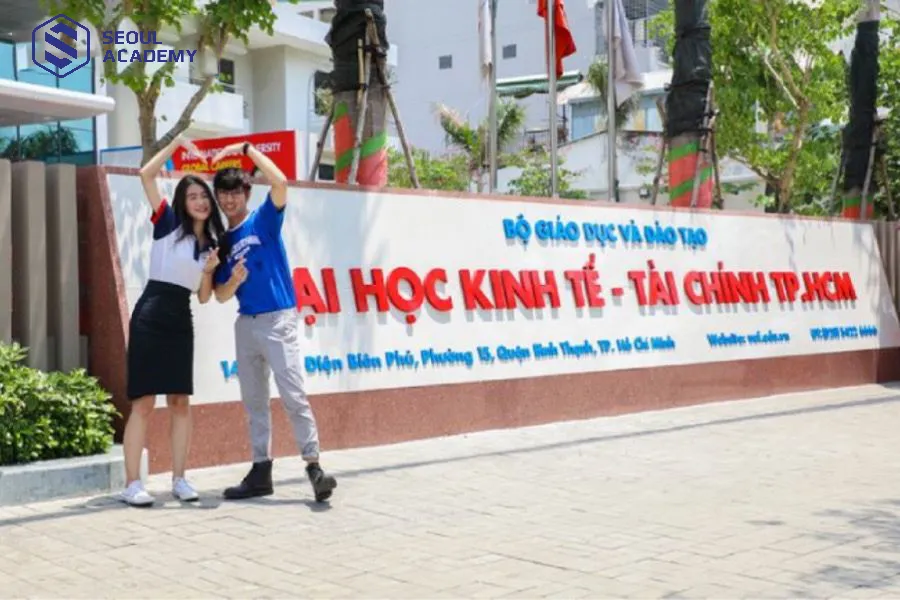 Sinh viên tại trường Đại học Kinh tế - Tài chính luôn được khuyến khích tham gia vào các hoạt động ngoại khóa và dự án nghiên cứu