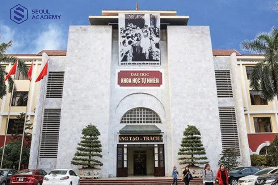 Trường Đại học Khoa học Tự nhiên nổi tiếng với chất lượng giảng dạy và nghiên cứu cao cấp trong các lĩnh vực khoa học tự nhiên và công nghệ