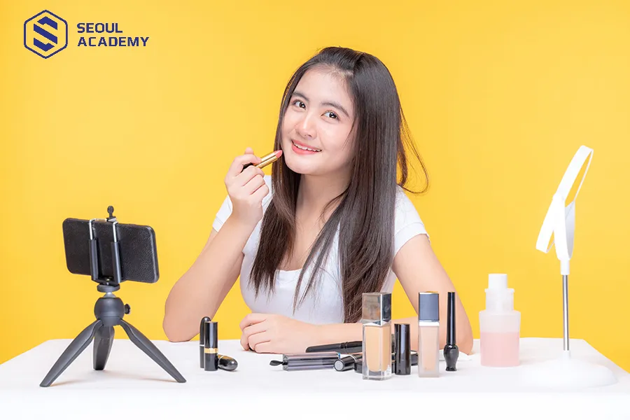 Học sinh vừa có thể đi học vừa làm vlogger