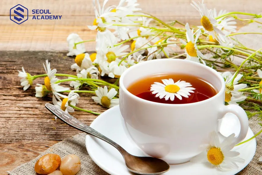 Trà hoa cúc nhuộm tóc thành màu nâu óng