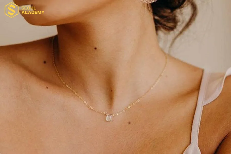 Nữ giới có nốt ruồi mọc ở xương quai xanh cực kỳ dịu dàng