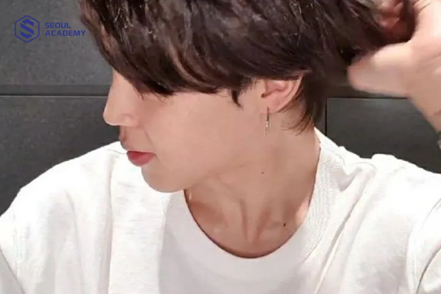 Nốt ruồi trên xương quai xanh nam giới cho thấy sự phong lưu đào hoa