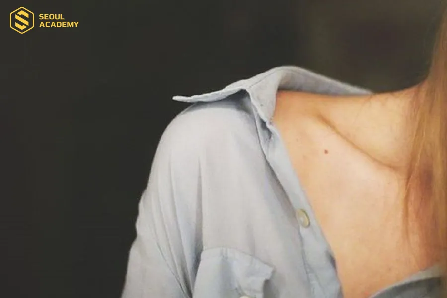 Phụ nữ có nốt ruồi ở xương quai xanh bên trái