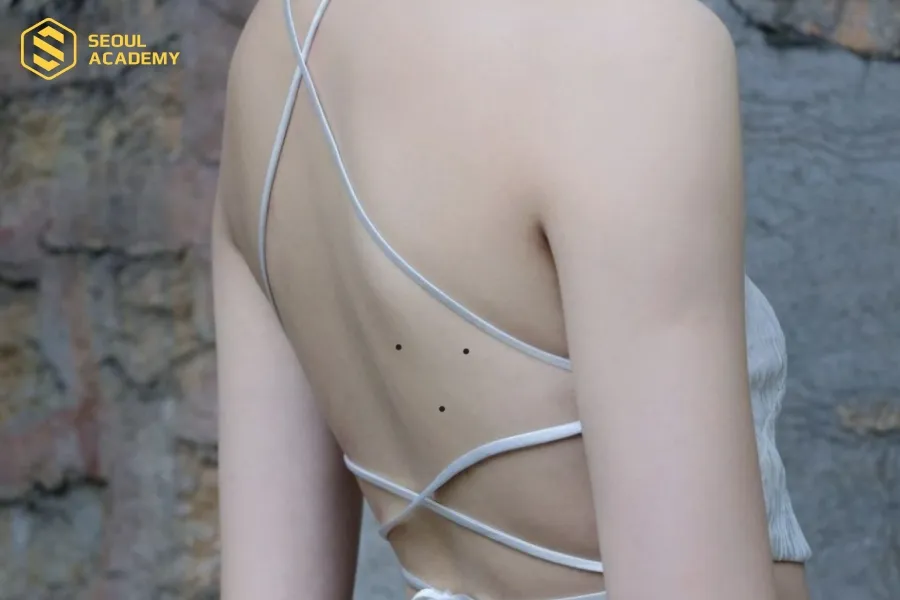 3 Nốt ruồi tạo hình tam giác sau lưng