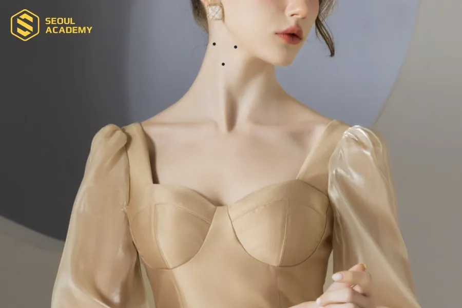 Nốt ruồi hình tam giác dưới cổ