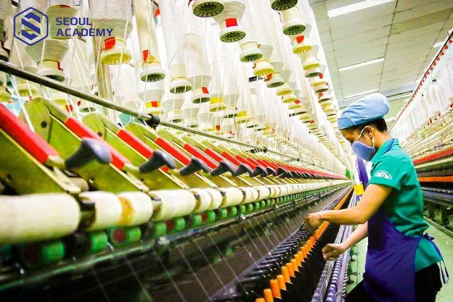 Ngành dệt may được nhiều nữ lao động Việt Nam lựa chọn khi sang Hàn