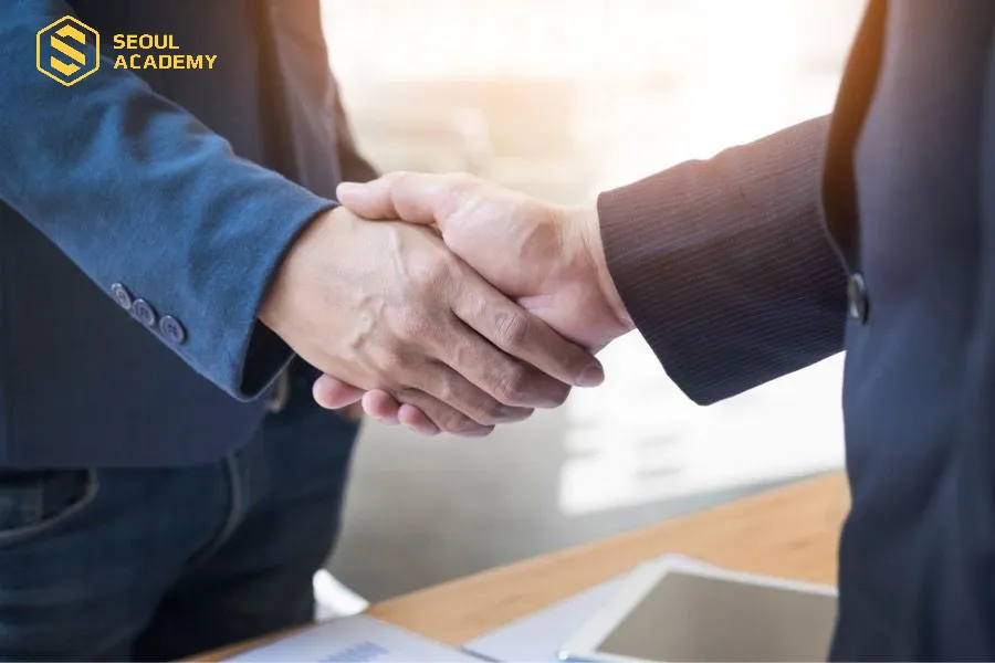 Chọn người hợp tuổi làm ăn rất quan trọng vì đó là yếu tố tạo sự hòa hợp và thuận lợi trong công việc