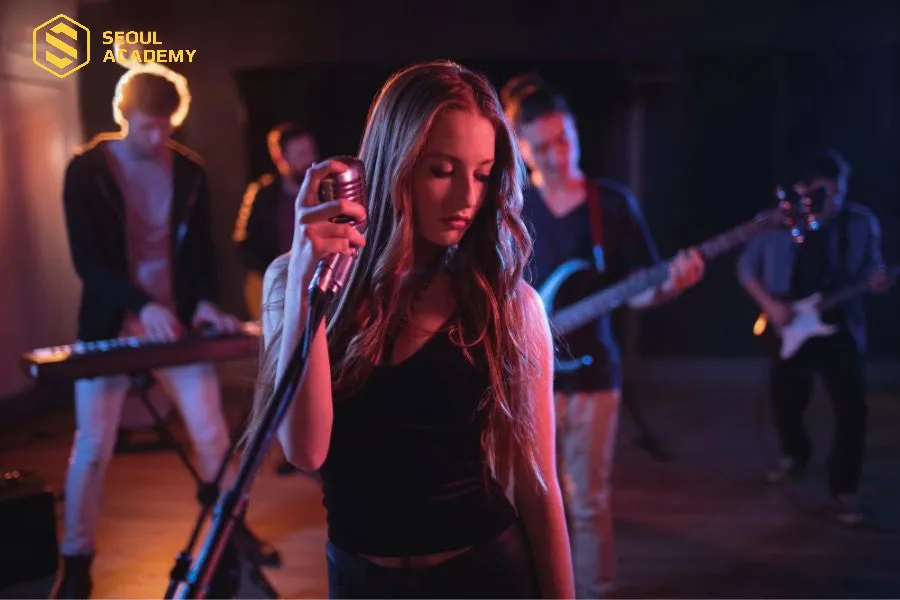 Với sự sáng tạo và tính cách nghệ sĩ, bạn có thể xem xét sự nghiệp trong lĩnh vực nghệ thuật như ca sĩ hoặc diễn viên