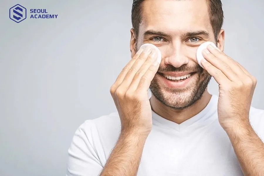 Sử dụng nước tẩy trang là bước cần thiết trong chăm sóc da mỗi ngày của các chàng
