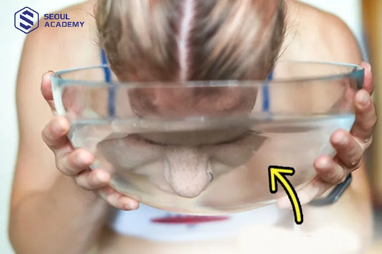 Nước sẽ giúp loại bỏ phần phấn rôm thừa trên da mặt