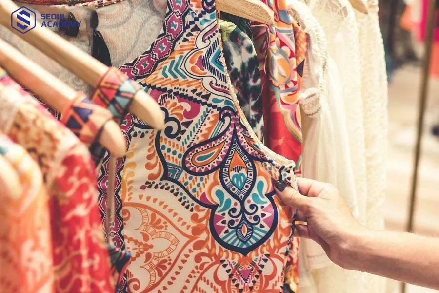 Nên mua trang phục màu sắc tươi sáng và không quá “bụi bặm” vào đầu năm