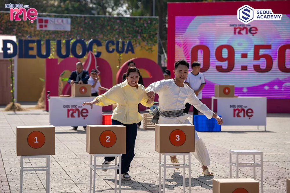 Hai khách mời Phương Lan và Anh Tú dùng hết sức lực để tham gia các vòng chơi