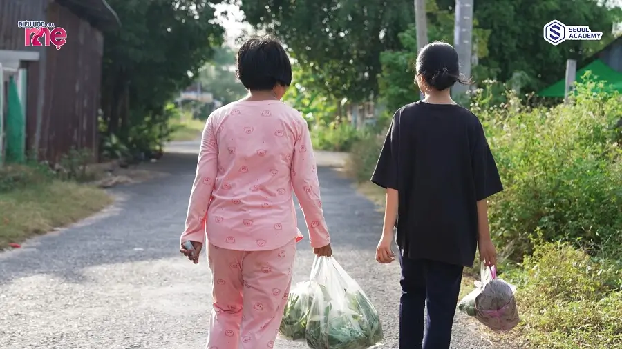 Bé Nhi luôn yêu thương và bảo vệ mẹ