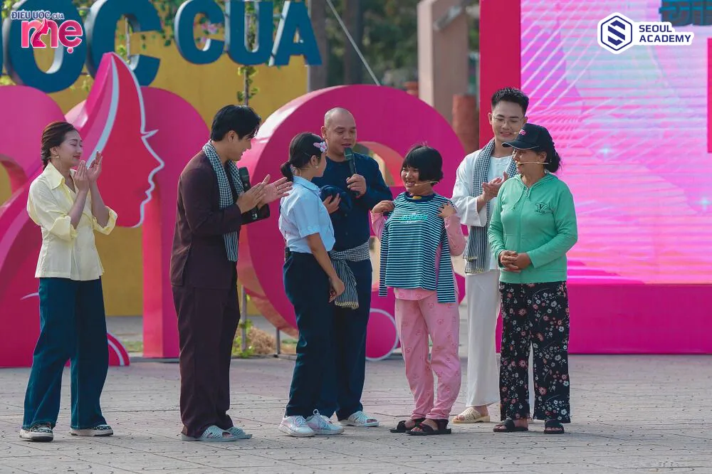 Ngay tại chương trình bé Nhi đã bất ngờ mua cho mẹ một chiếc áo, người mẹ vỡ oà hạnh phúc